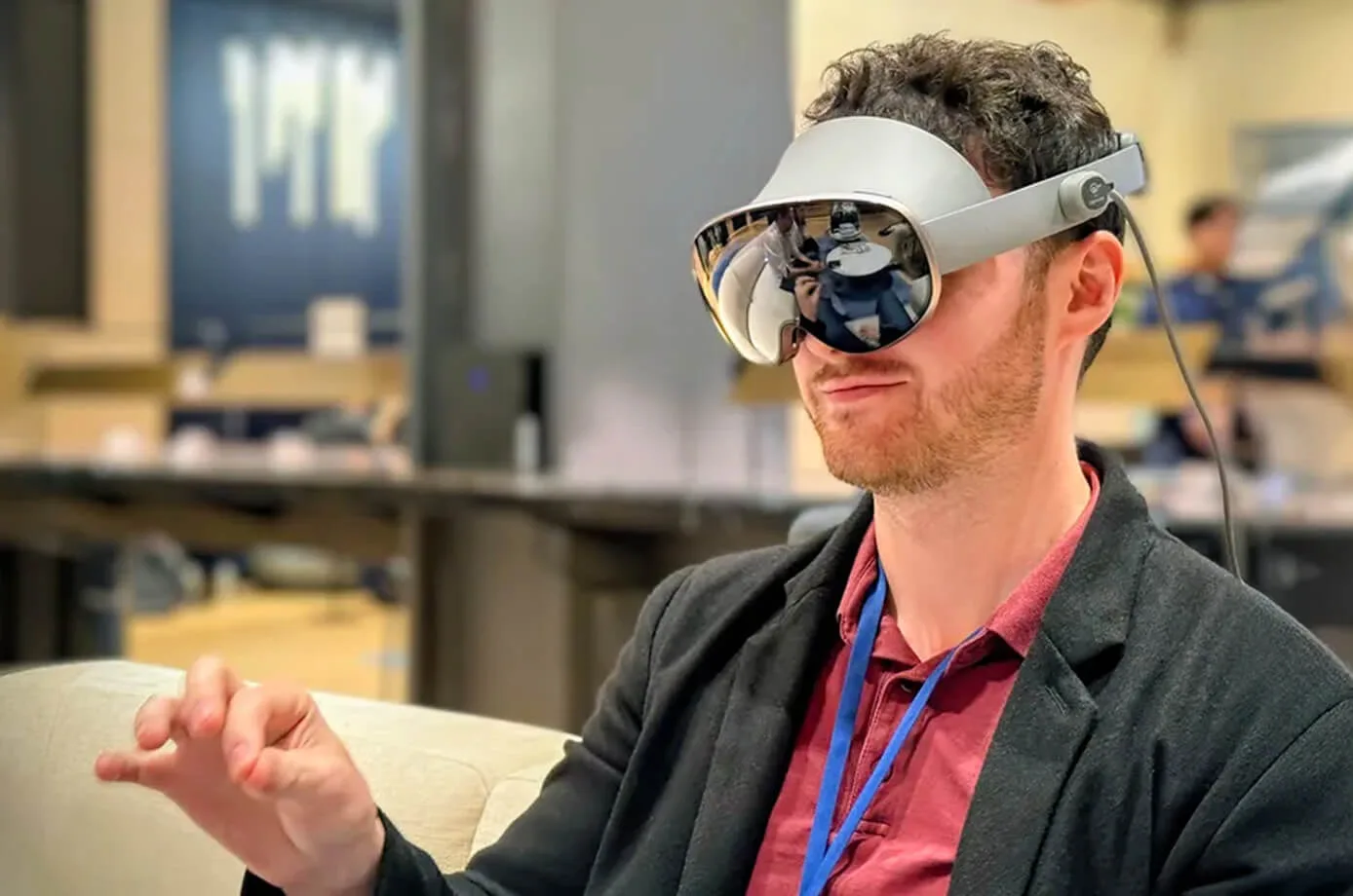 a mean wearing a samsung galaxy xr